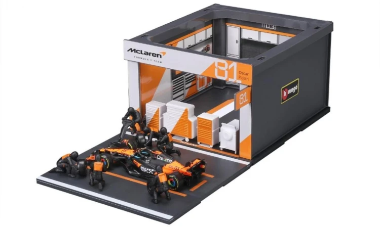 Formula Pit Pass (Without Helmet) 1:43, BBurago